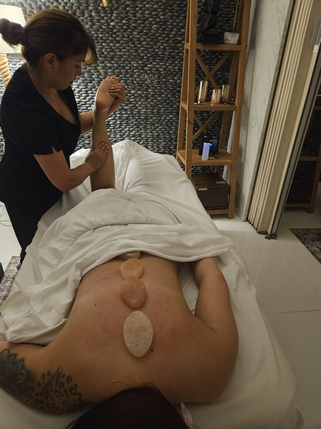 Deep tissue massage with warm stones at Neo Brickell Massage in Brickell Miami